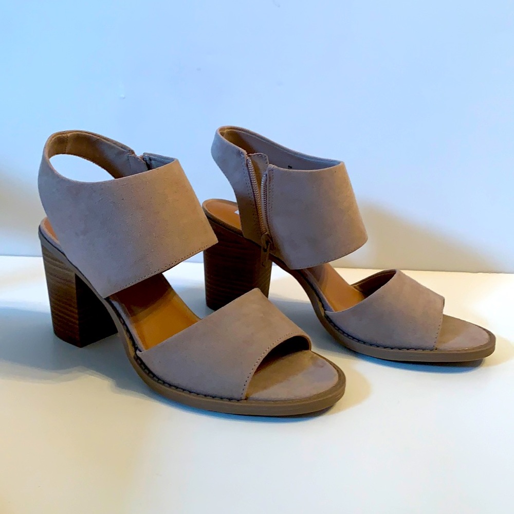 Dolcetta Claire sz 8 Beige suede 3” sandals NWT